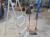 une photo d'un garage avec une échelle et une voiture
