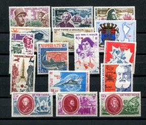 de nombreux timbres différents sont disposés sur un fond noir