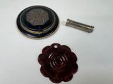 un petit objet métallique posé sur une table