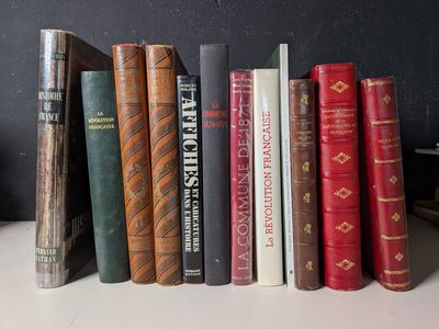 de nombreux livres alignés sur une étagère