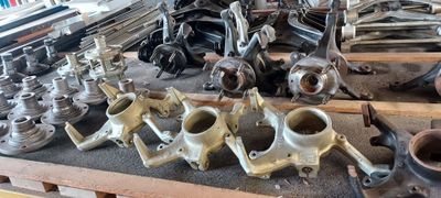 de nombreux types de pièces de moteur anciennes posées sur une table