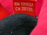 une étiquette sur une chemise rose portant la mention « RN 101887 CA 81105 »