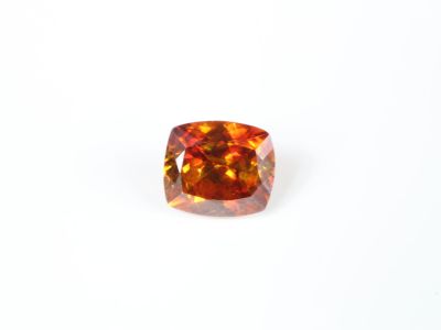 un losange orange sur fond blanc