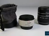 deux objectifs et un sac pour appareil photo sur la table