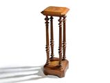 un petit support en bois avec un plateau en bois