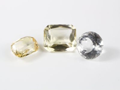 un ensemble de trois pierres précieuses de couleurs différentes sur un fond blanc