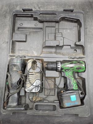 une boîte contenant des outils posée sur le sol