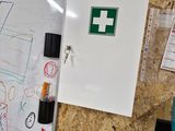 un tableau blanc sur lequel est dessiné quelque chose, posé contre un mur