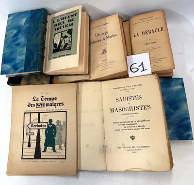 plusieurs vieux livres sont empilés sur une table