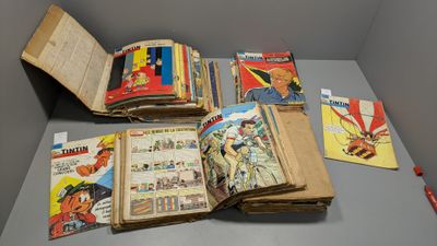 beaucoup de livres sur la table dans la pièce