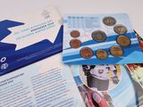 une photo d'un livret sur lequel figure une feuille d'érable canadienne