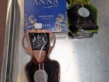 un plateau avec une bouteille de vin et un sachet de chocolats