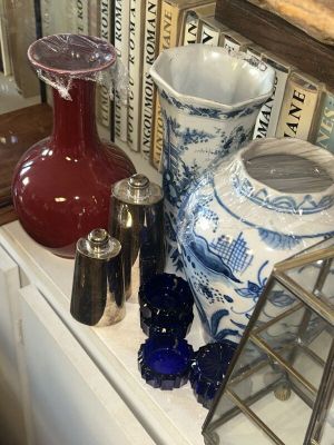 de nombreux vases de toutes sortes posés sur une étagère dans une pièce
