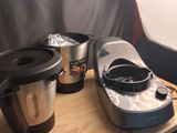 deux tasses à café posées sur une table à côté d'une cafetière