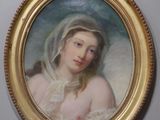 tableau représentant une femme portant un voile sur la tête, dans un cadre doré