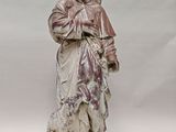 une vieille statue représentant un homme tenant un chien, sur fond blanc