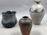 trois vases posés l'un à côté de l'autre sur une table