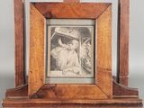une photo d'une photo représentant une femme coiffée d'un chapeau, dans un cadre en bois