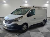 la camionnette blanche est garée sur le sol en damier d'une pièce