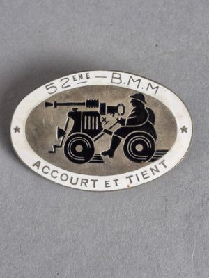 une image représentant un insigne avec un pompier à moto