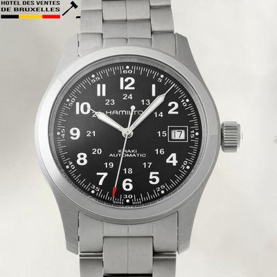 une image d'un gros plan d'une montre-bracelet sur un fond blanc