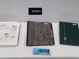 trois livres posés sur une table, à côté d'un téléphone et d'une carte de crédit