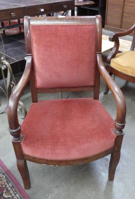 une chaise rouge qui se trouve au milieu d'une pièce