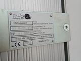 un gros plan d'une porte métallique sur laquelle est accrochée une pancarte