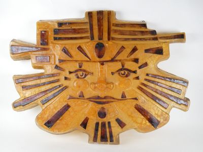 une image d'un masque en bois sur fond blanc