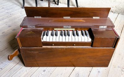 un piano posé par terre à côté d'une chaise