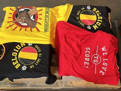 trois t-shirts posés sur une palette