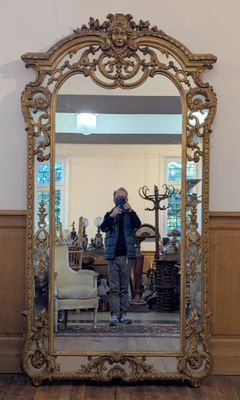 un homme se prenant en photo dans un miroir