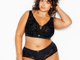 une femme en soutien-gorge et culotte noirs posant pour une photo
