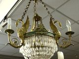 un lustre suspendu au plafond d'une pièce