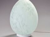 une lampe blanche posée sur une table