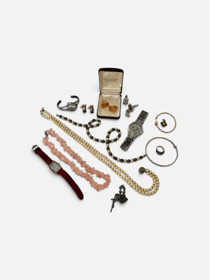 beaucoup de bijoux posés sur la table