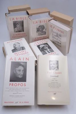 quatre livres sont empilés sur une table