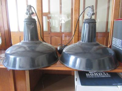 deux lampes posées sur une étagère en bois