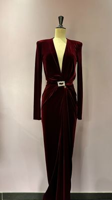 robe de soirée en velours bordeaux à manches longues et ceinture