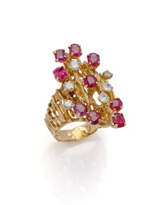 un gros plan d'une bague en or sertie de rubis et de diamants