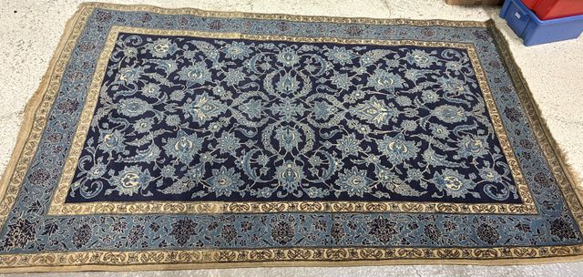 Tapis. 252 x 152 cm. A nettoyer et insoler