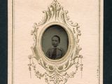 une vieille photo d'un homme en costume-cravate, dans un cadre