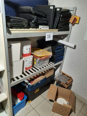 un placard dont les étagères sont remplies de dossiers et de cartons