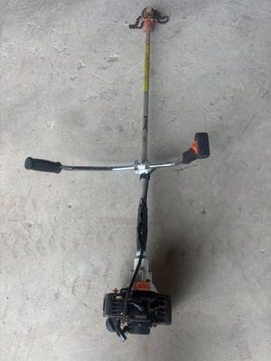 un petit scooter posé sur le sol