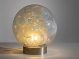une lampe posée sur une table à côté d'un mur