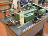 une machine posée sur une table dans une pièce
