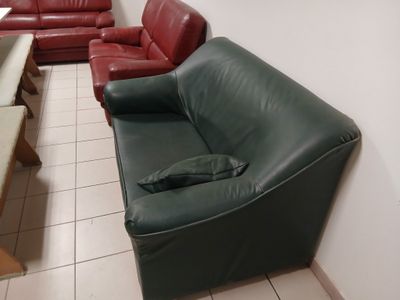 trois canapés et une table dans une pièce