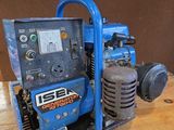 une machine bleue posée sur une table en bois