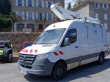 une camionnette blanche équipée d'une antenne parabolique sur le toit