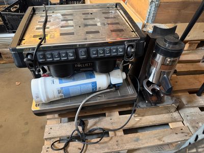 a machine that is sitting on top of a pallet